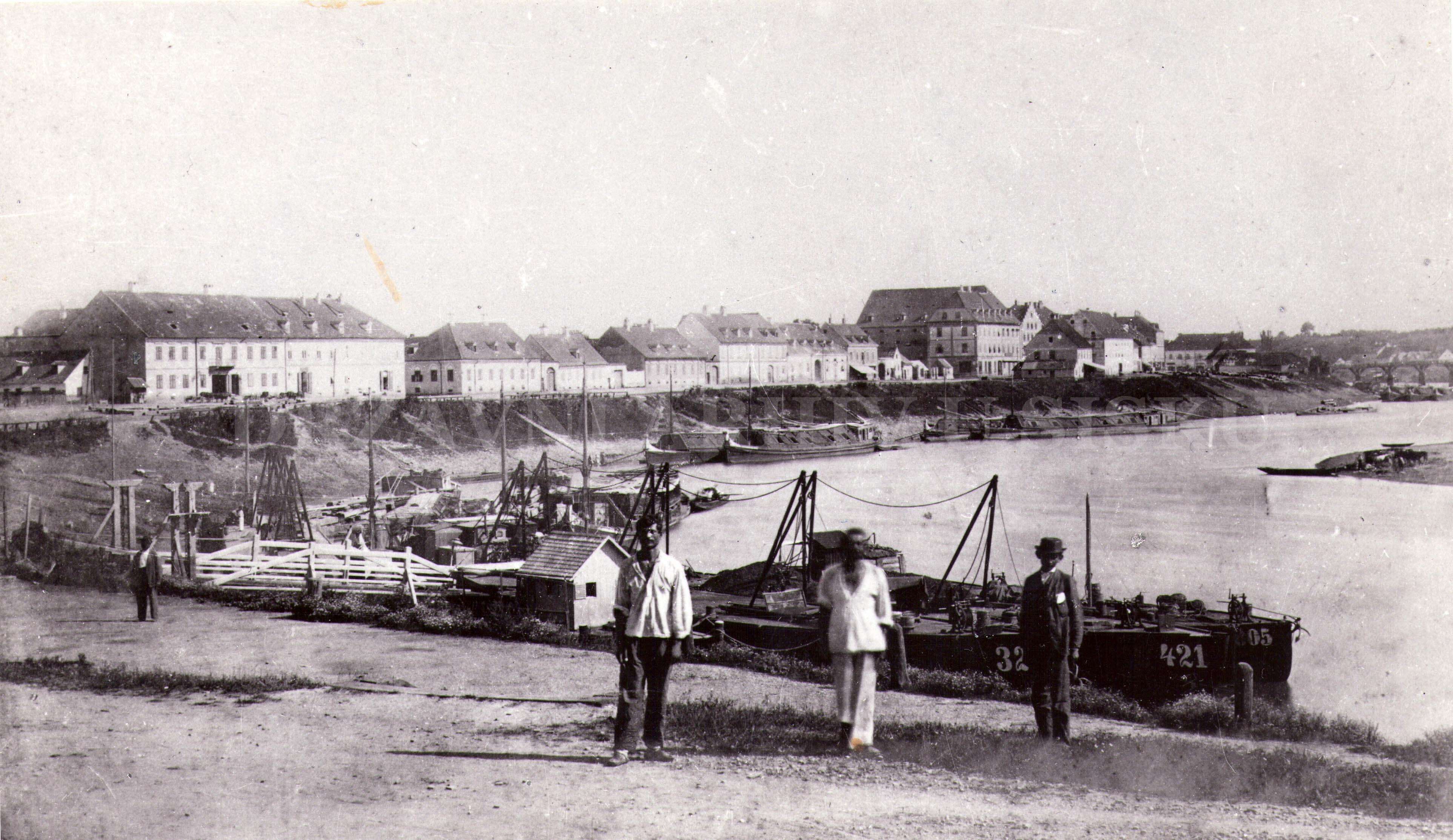 Pristanište na Kupi, u pozadini se naziru trgovačke kuće, svratište Veliki Kaptol i žitna skladišta u Rimskoj ulici, 1897. g.